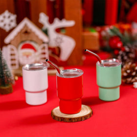 Joyclub lids prevent spills during travel and outdoor breaks.