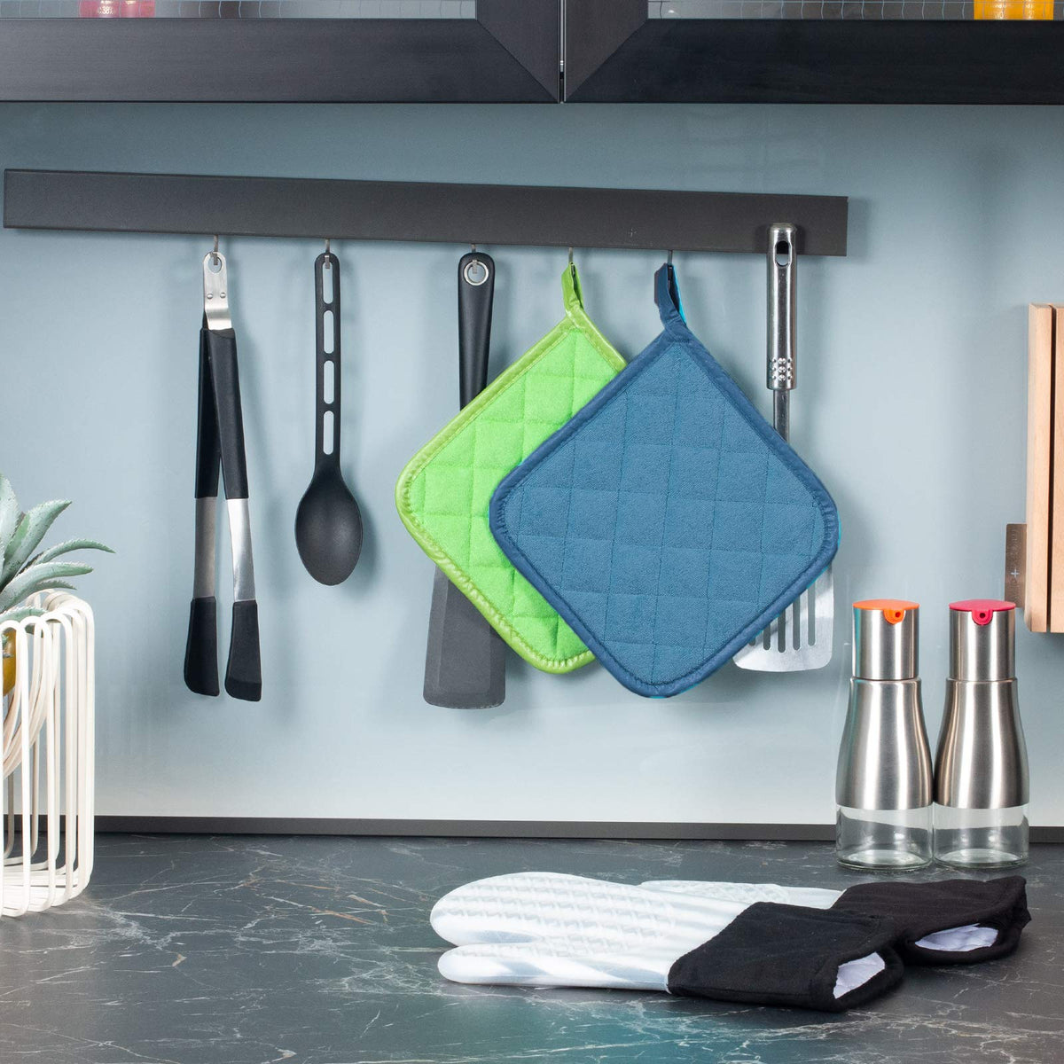 Joyhalo sturdy pads help maneuver heavy cast-iron pots safely.