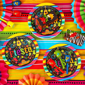 JOYIN party plates with vibrant patterns to elevate festive decorations.