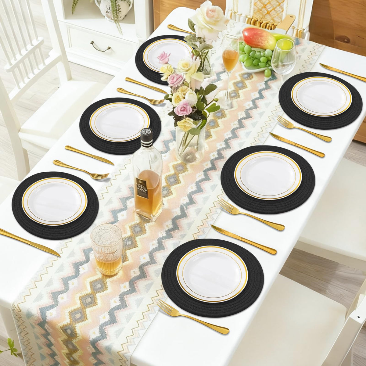 Jukercici boho farmhouse decor vibe enhances cozy dining ambiance.