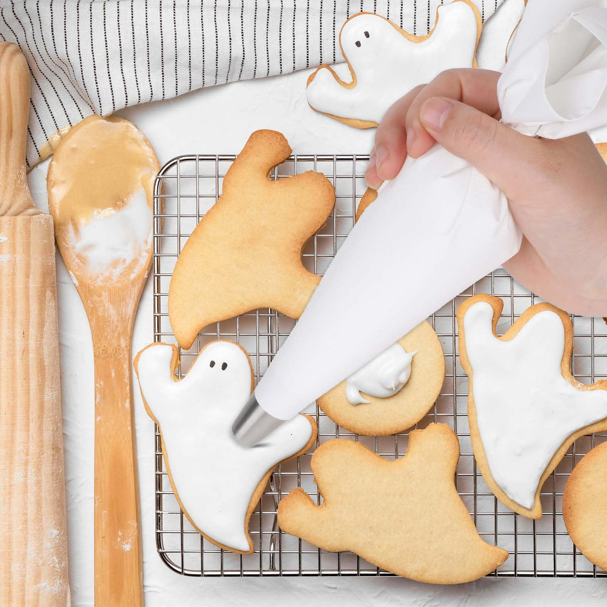 Kalione cotton cloth material offers durable, reusable piping bags.