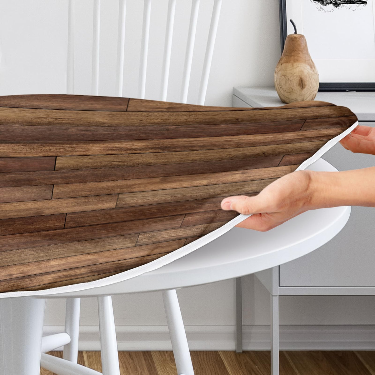 Kamoor elastic-edge round tablecloth for easy installation and a stay-put fit.
