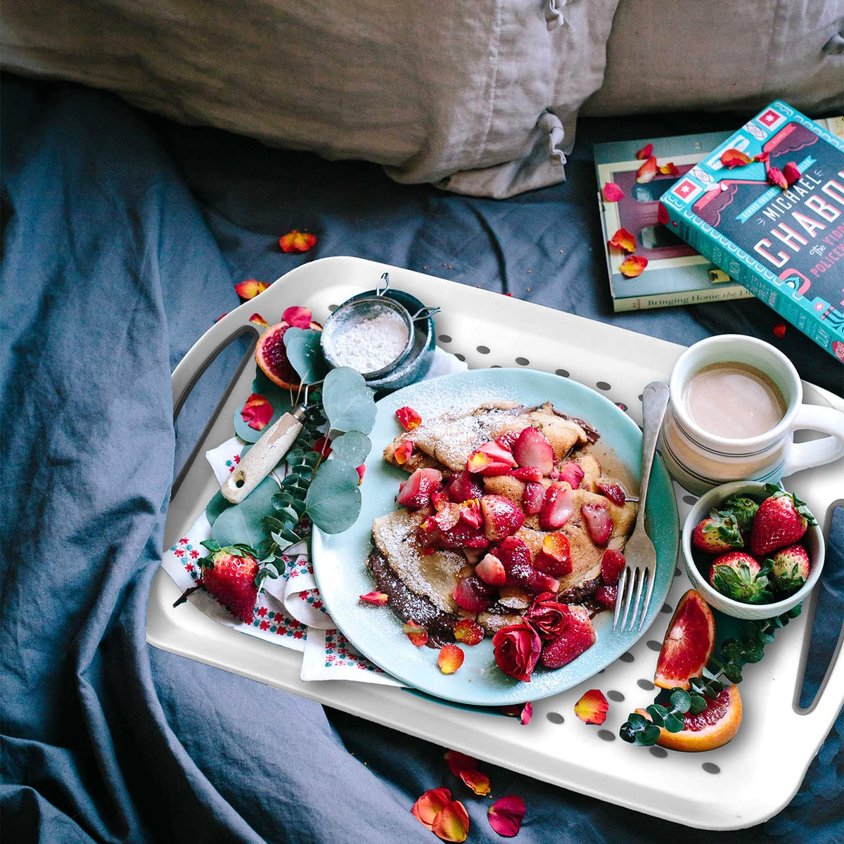 KAQAHIDO easy to clean and stain resistant tray for everyday use.
