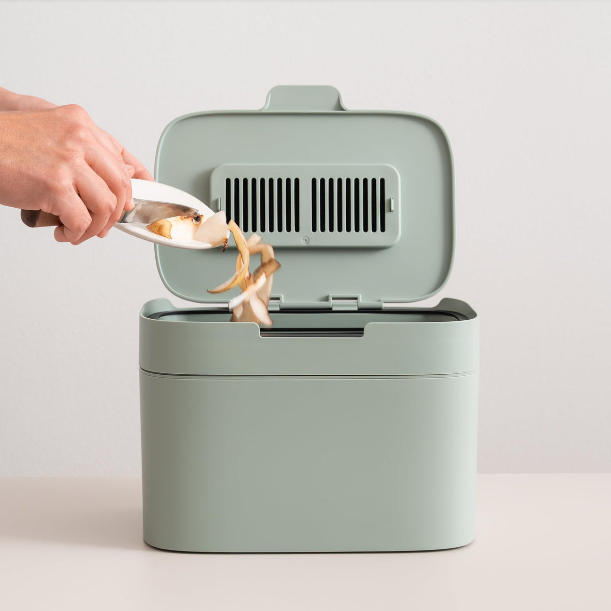 Activated charcoal filter reduces kitchen odors in the Kazai Elin bin.