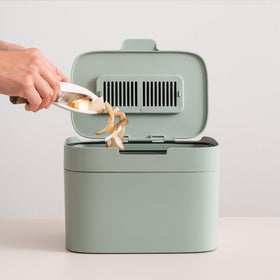 Activated charcoal filter reduces kitchen odors in the Kazai Elin bin.