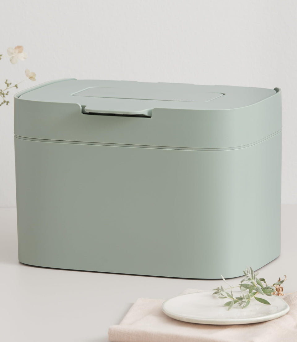 Kazai Elin compost bin with lid on a kitchen counter emphasizes odor control and neatness.