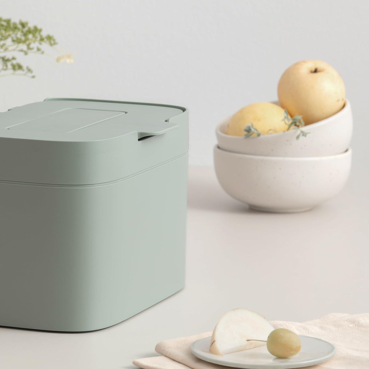 Dishwasher-safe outer body and inner bucket simplify cleaning after meals.
