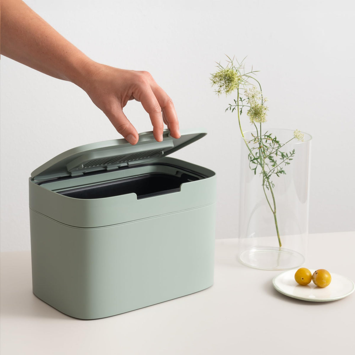 Sturdy carry handle on Kazai Elin for easy transport to trash or compost.