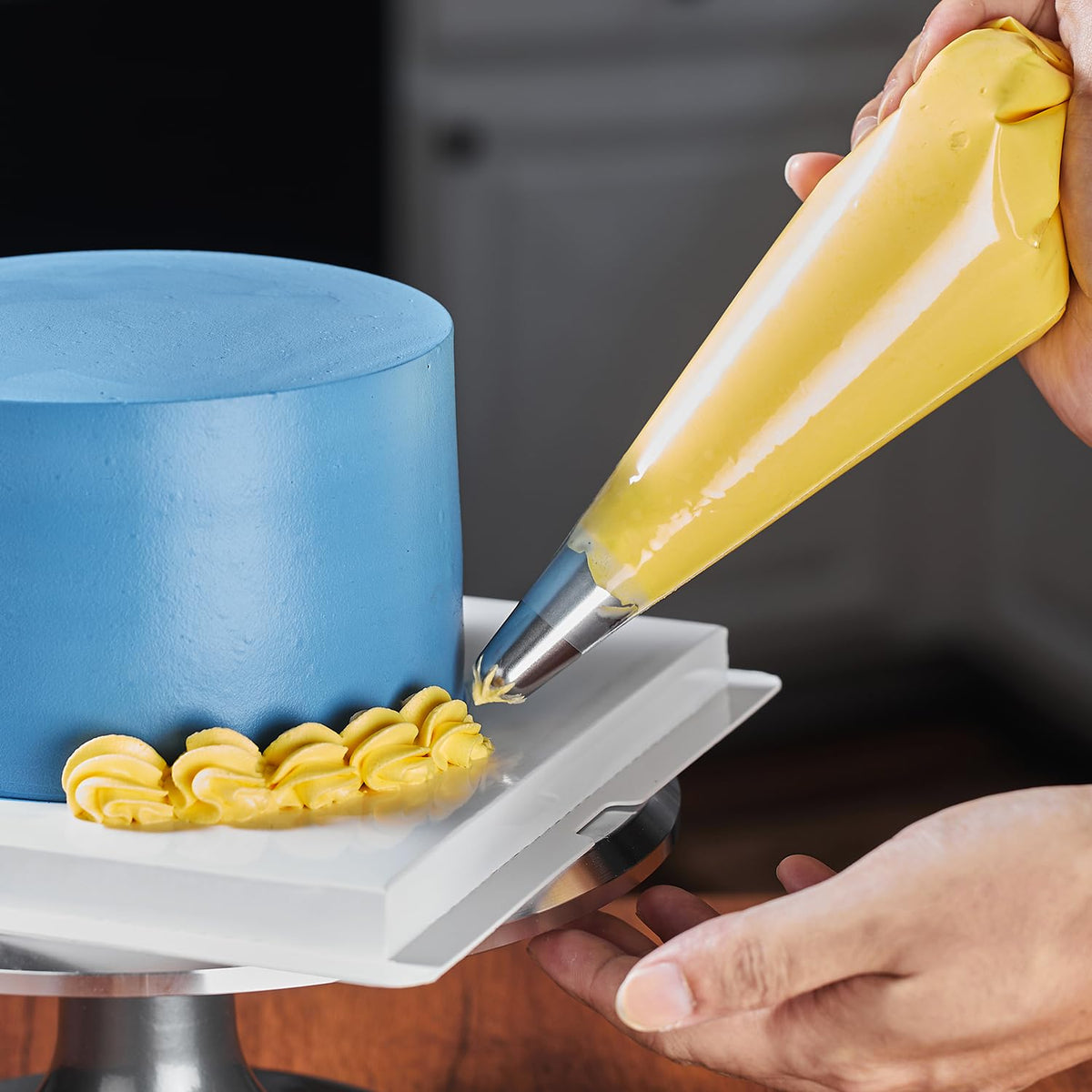 Keenpioneer frosting bag usable with or without a tip.