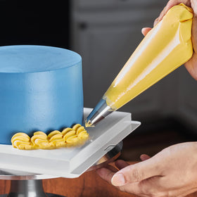 Keenpioneer frosting bag usable with or without a tip.