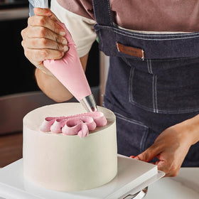 Keenpioneer piping bag compatible with or without a tip for versatility.