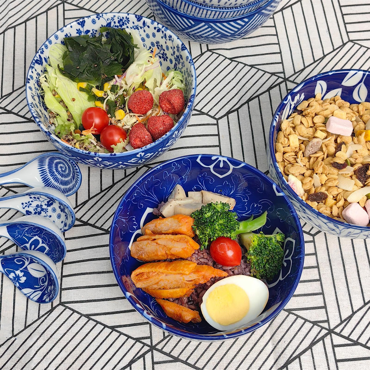 KeQiu included chopsticks and spoon for authentic ramen dining