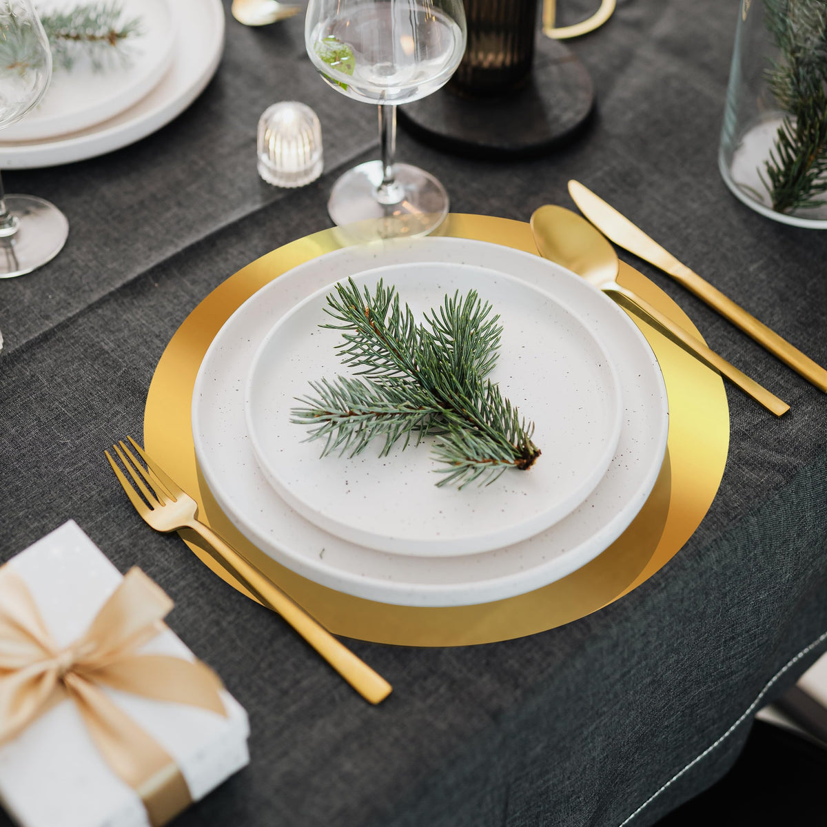 KesaPlan mirrored gold charger plate enhances wedding banquet presentation