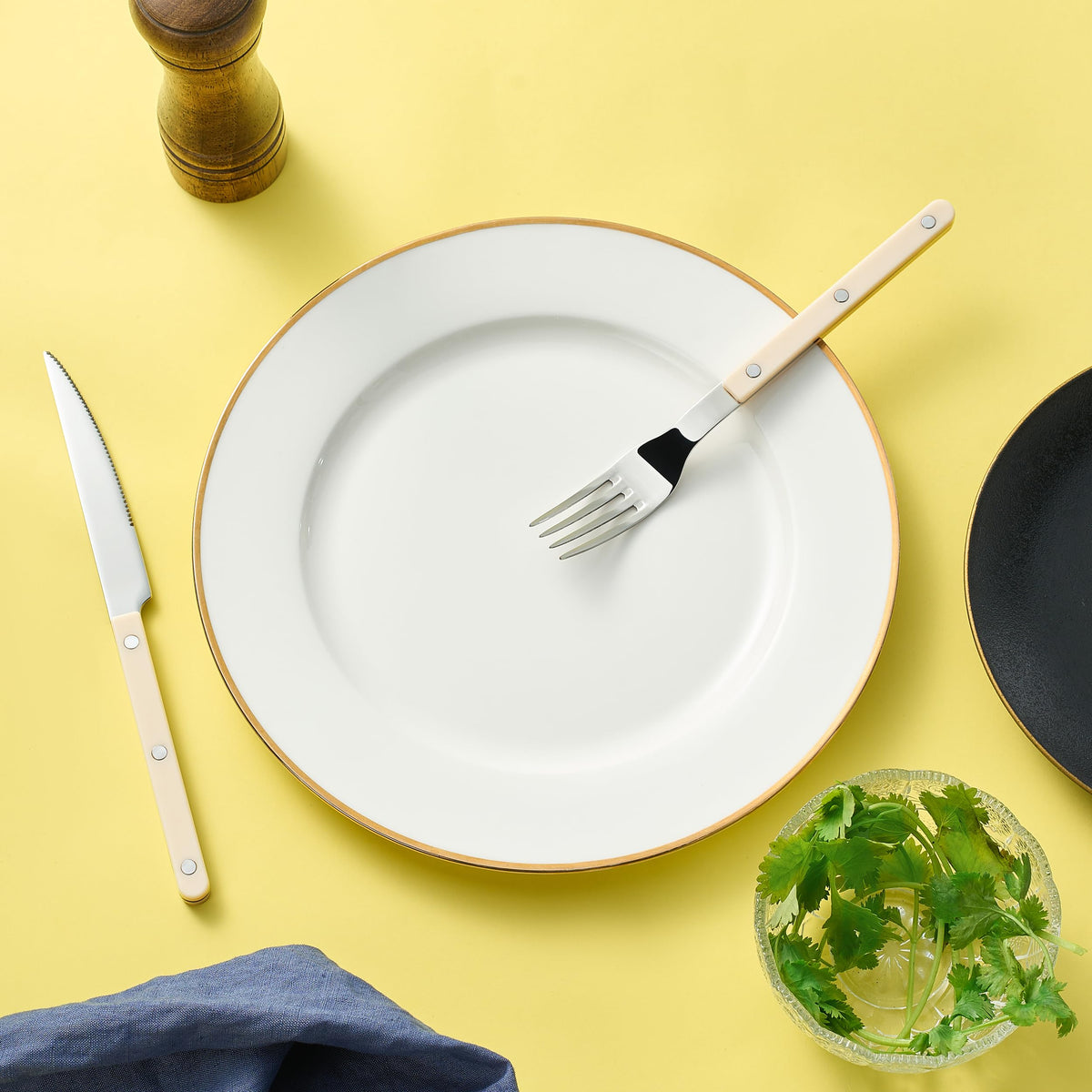 Khen versatile 20-piece set for four-person dining.