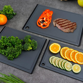 Kikcoin cutting board with rubber feet for stable counter grip