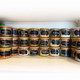 KIKINIKO Oui packaging includes 12 lids for organized kitchen storage.
