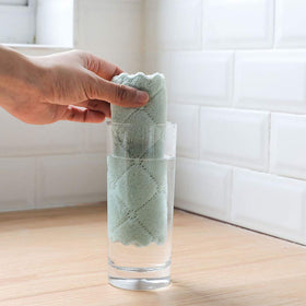 Kimteny fast drying towels reduce dampness on counters and hands.