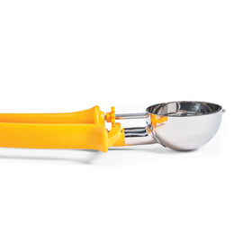 King Arthur spring-loaded release enables smooth dough transfer.