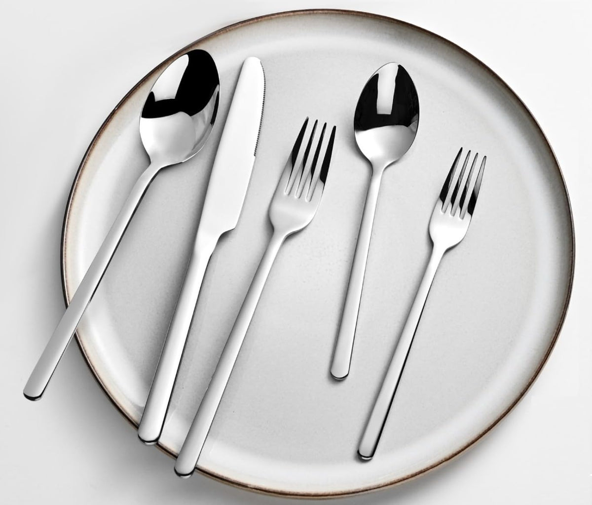 KingStone mirror-finish silverware adds elegance and easy touch-ups.