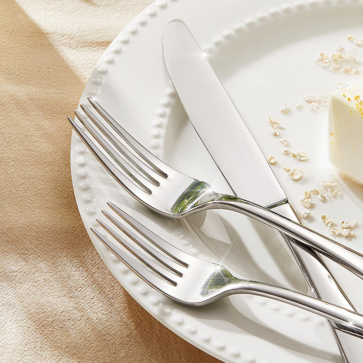 Kingstone ergonomic handle design enhances grip and control during meals.