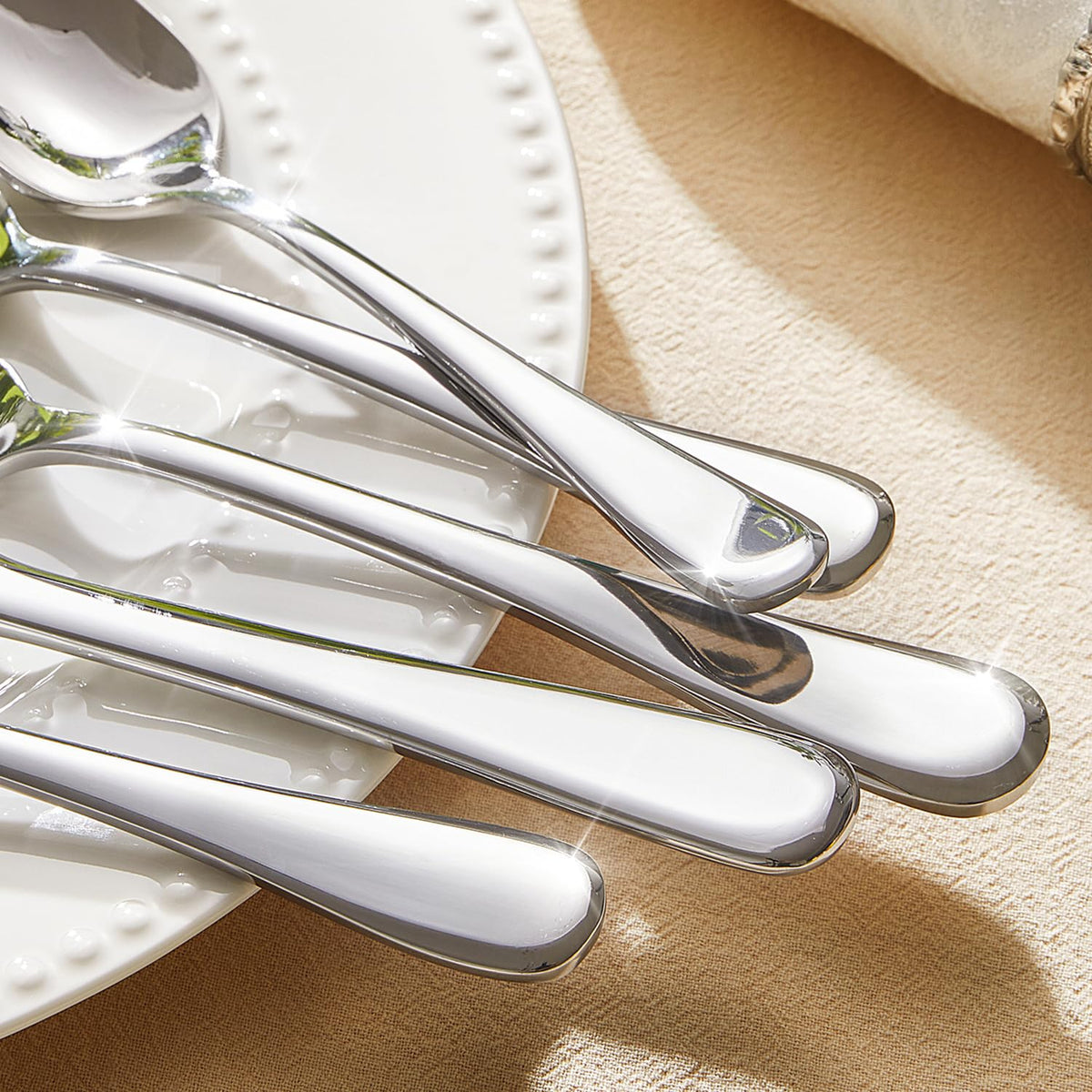 Kingstone mirror-polished finish stays bright and easy to clean.
