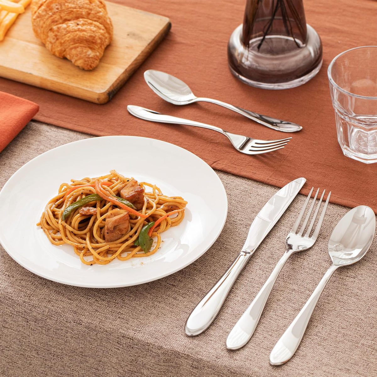 KINGSTONE dinner fork with balanced weight for comfortable dining.