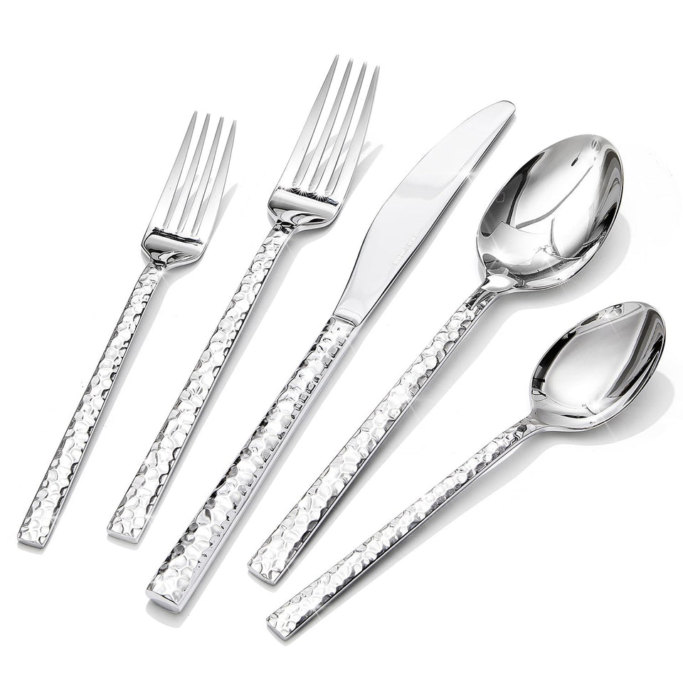 Kingstone dinner knives from the 30-piece set in durable 18/10 stainless steel.