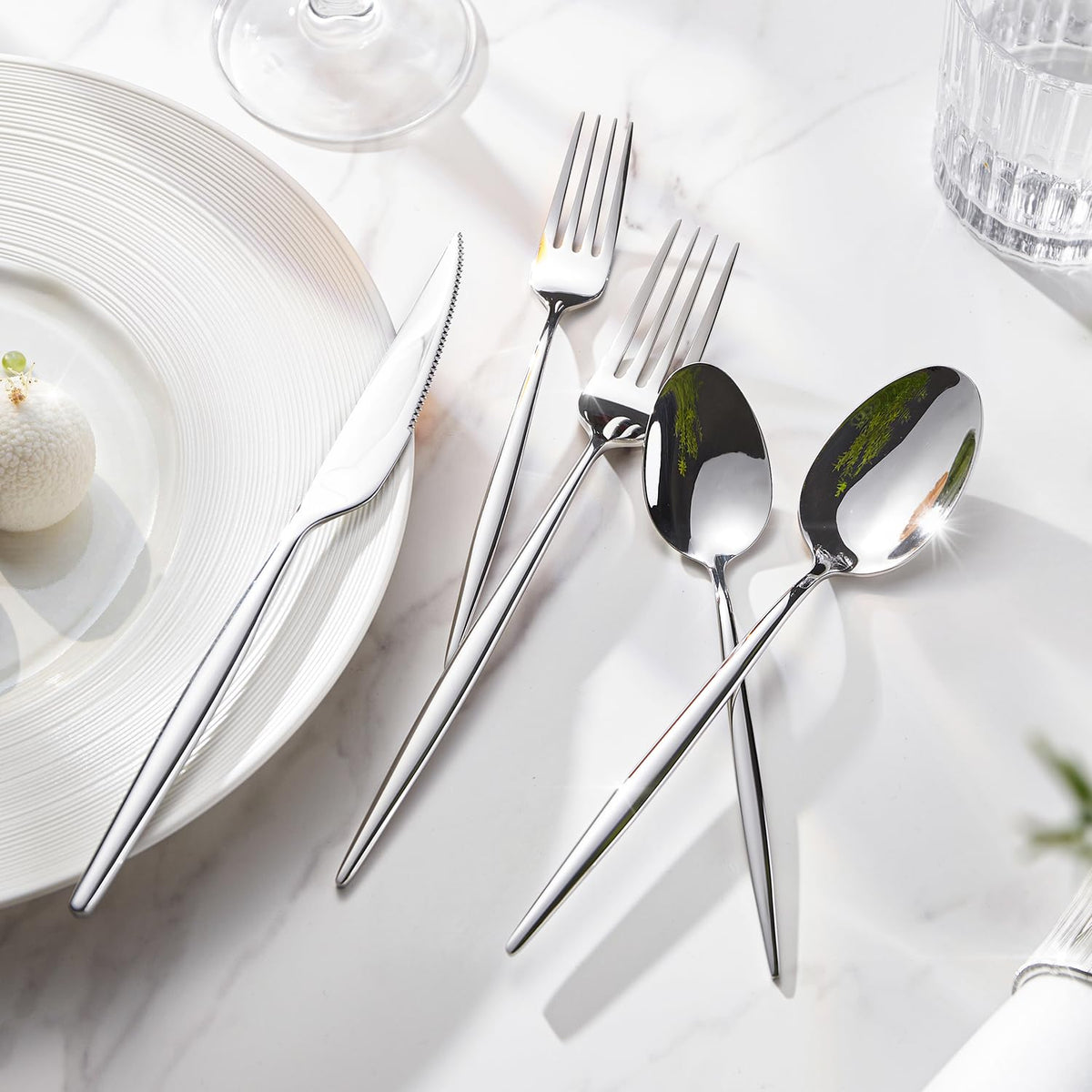 KINGSTONE dinner spoons with balanced weight for comfortable meals.