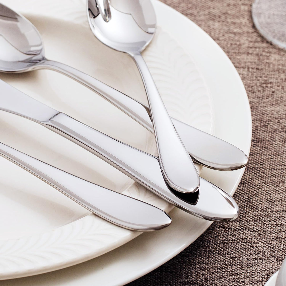 KINGSTONE four-place setting displayed for weddings and family gatherings.
