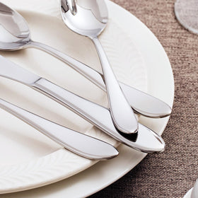 KINGSTONE four-place setting displayed for weddings and family gatherings.