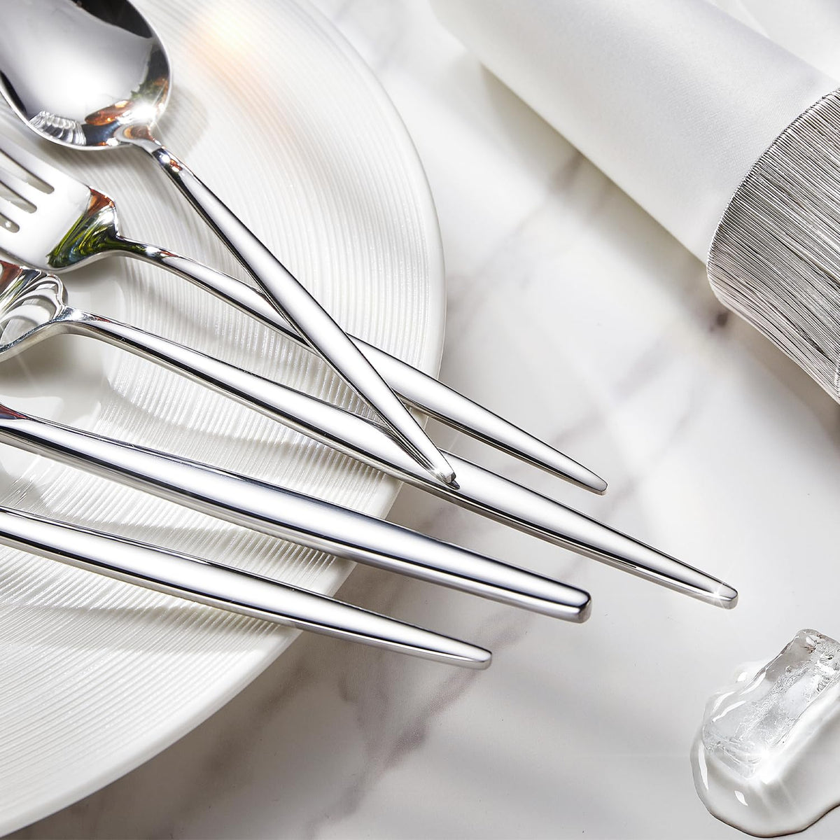 KINGSTONE dinner knives with a sturdy edge for daily meals.