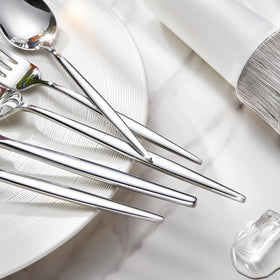 KINGSTONE dinner knives with a sturdy edge for daily meals.