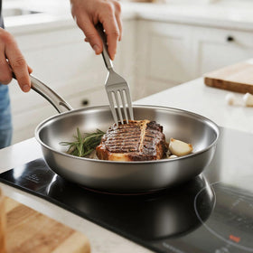 Kirecoo Tri-Ply Pan water bead test indicates proper preheat readiness.