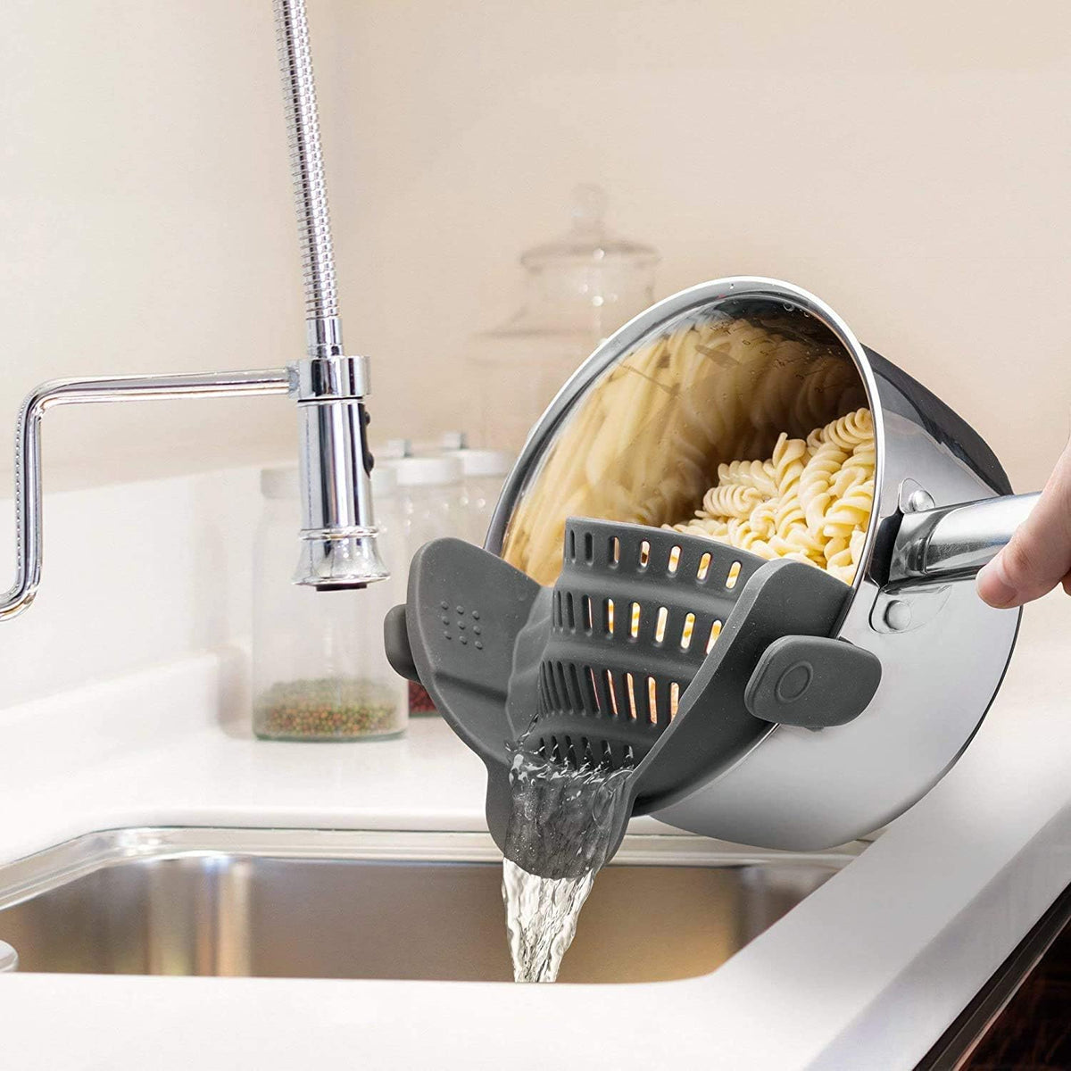 Kitchen Gizmo Snap N' Strain collapsible flat design saves kitchen storage spaces
