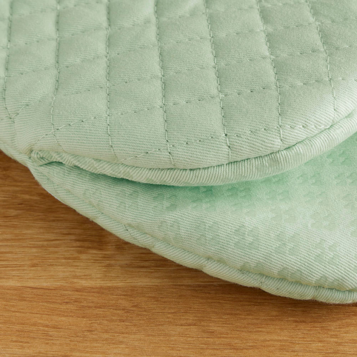 Machine washable cotton exterior and hanging loop of KitchenAid Asteroid mitts