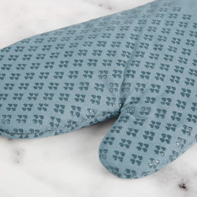 KitchenAid Asteroid mitts featuring easy-care, machine washable cotton exterior and lining.