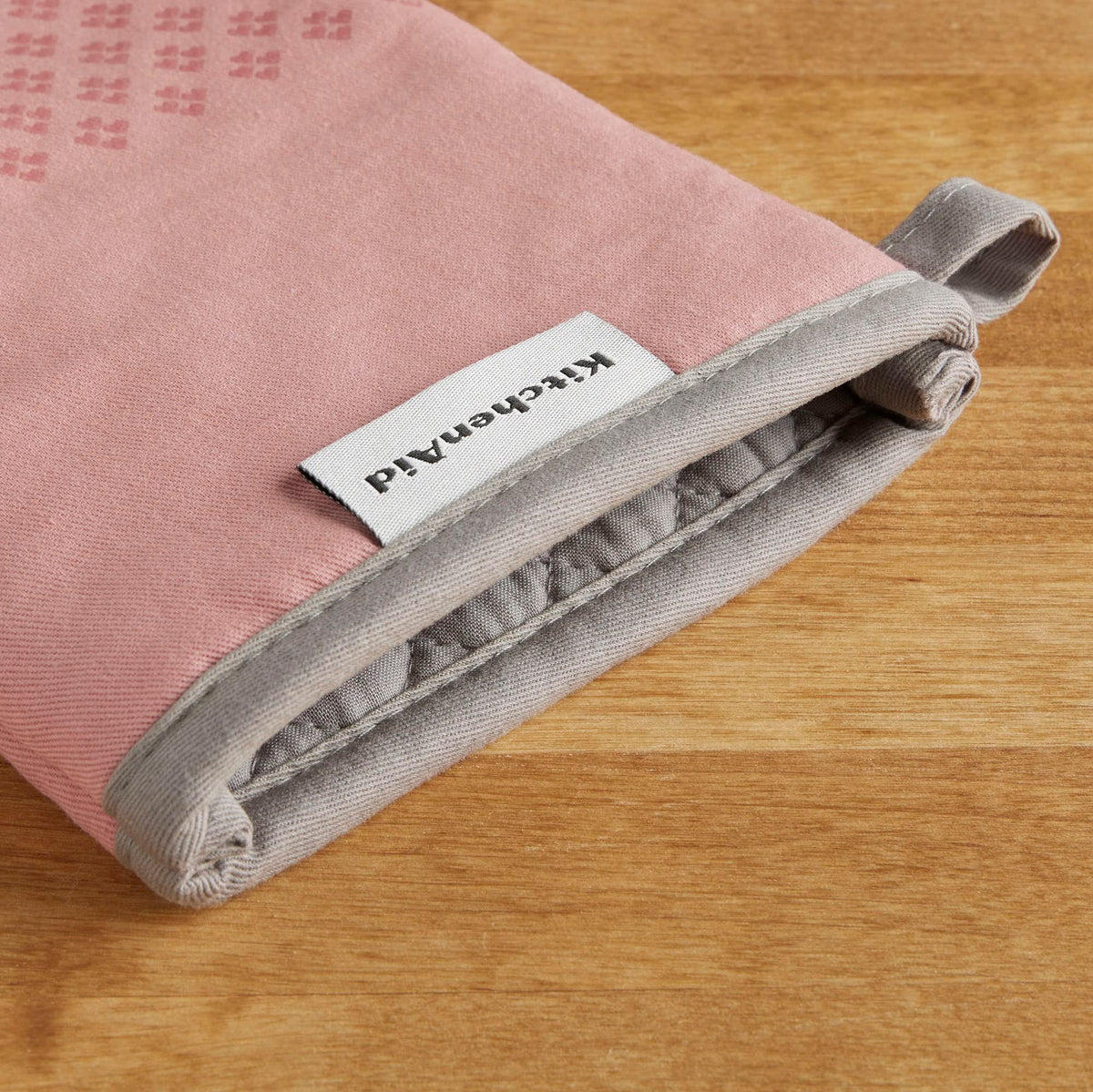 KitchenAid Asteroid mitts loop-hanging demonstrates easy storage