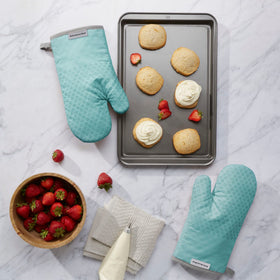 KitchenAid Asteroid Oven Mitt Set close-up of heart-shaped silicone grips for secure handling