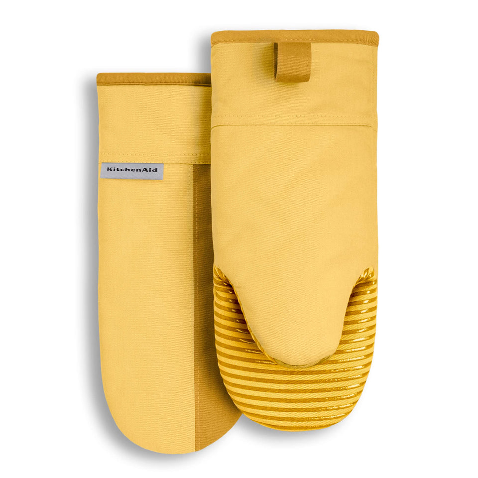 KitchenAid Beacon oven mitts with heat-resistant cotton protect hands from hot pots
