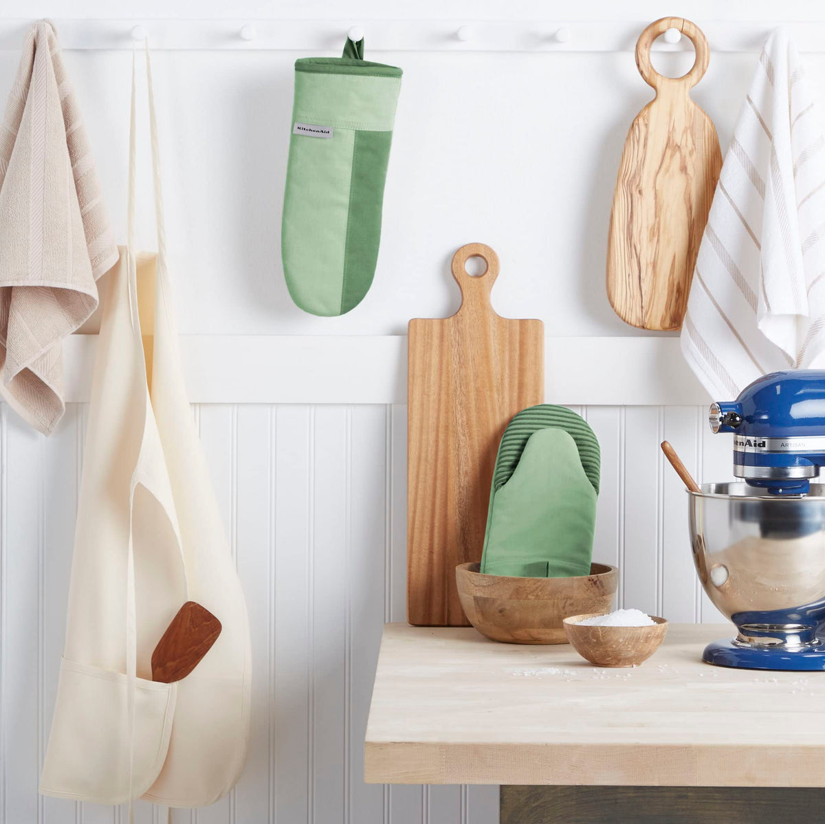 KitchenAid Beacon oven mitt heat-resistant cotton fabric close-up for reliable protection.