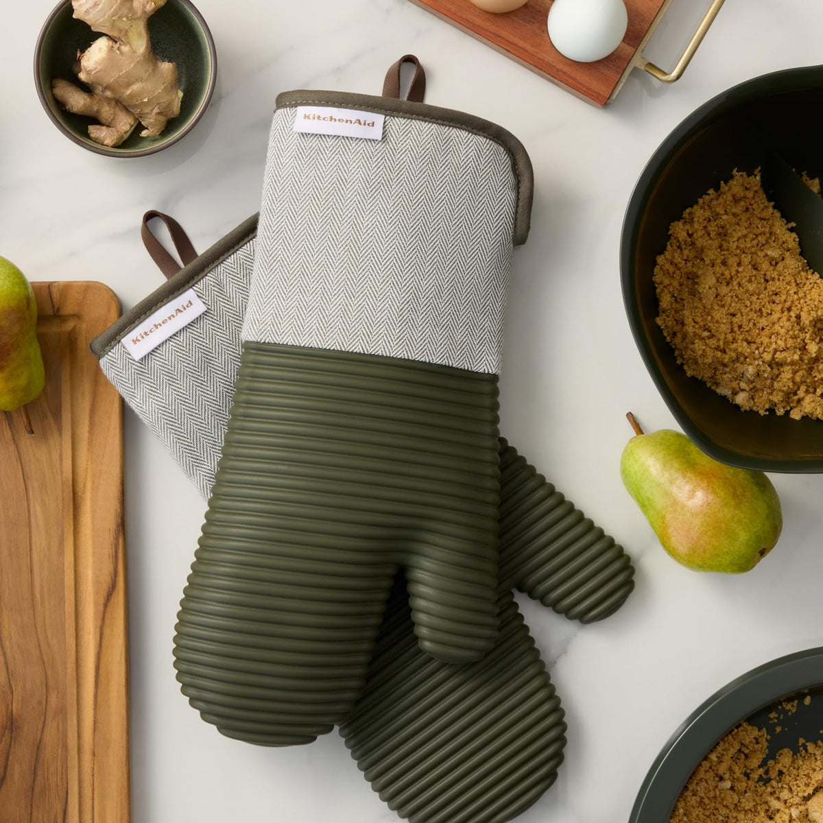 KitchenAid Evergreen mitt cuff detail with thick terrycloth lining