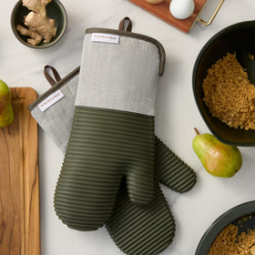 KitchenAid Evergreen mitt cuff detail with thick terrycloth lining