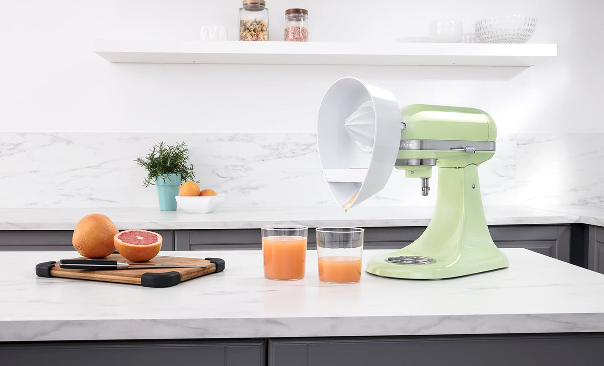 KitchenAid JE strainer catching pulp for smooth juice.