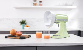 KitchenAid JE strainer catching pulp for smooth juice.