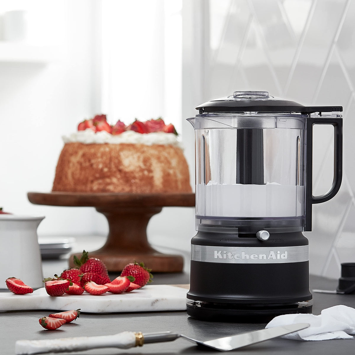 KitchenAid KFC0516BM drizzle basin enables smooth dressings and sauces.