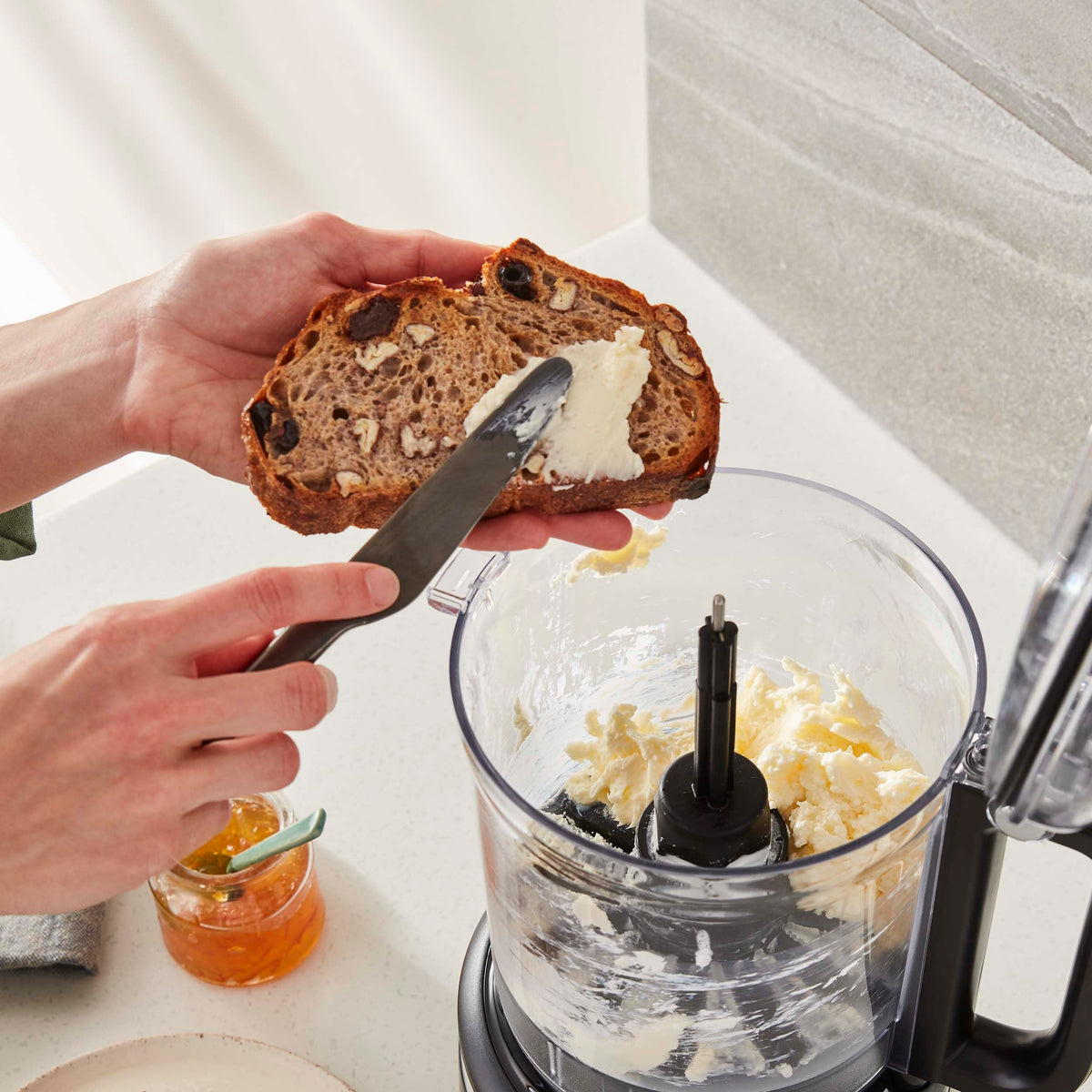 KitchenAid KFP0921 reversible disc enables precise slicing and shredding.