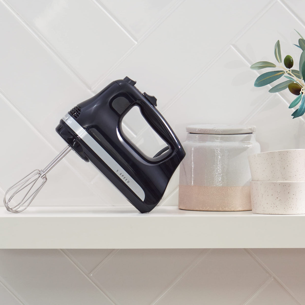 KitchenAid KHM512 lockable cord ensures tidy workspace during operation.