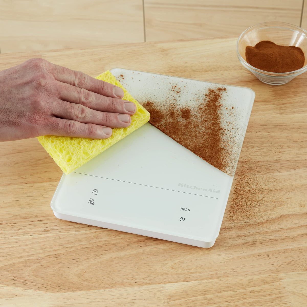 KitchenAid KQ913 11 lb capacity weighs dry and liquids precisely.