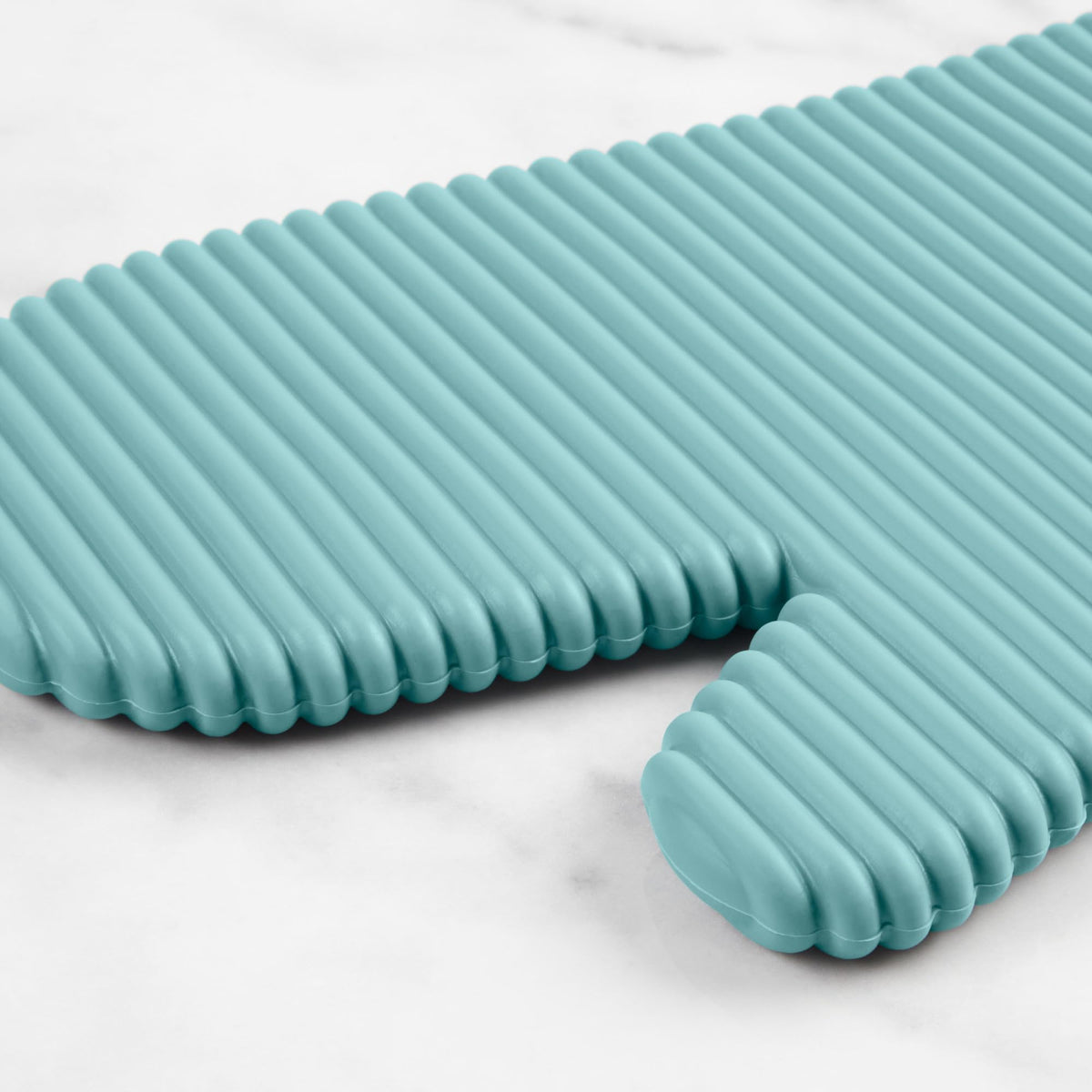 Cotton cuff on KitchenAid mitt provides extra wrist protection and comfort