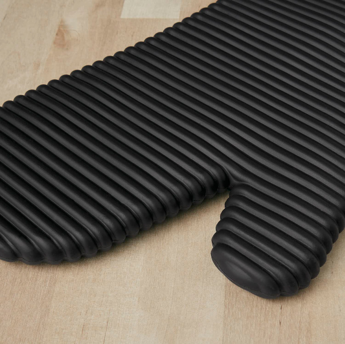 KitchenAid oven mitt with cotton cuff interior insulation for added heat protection